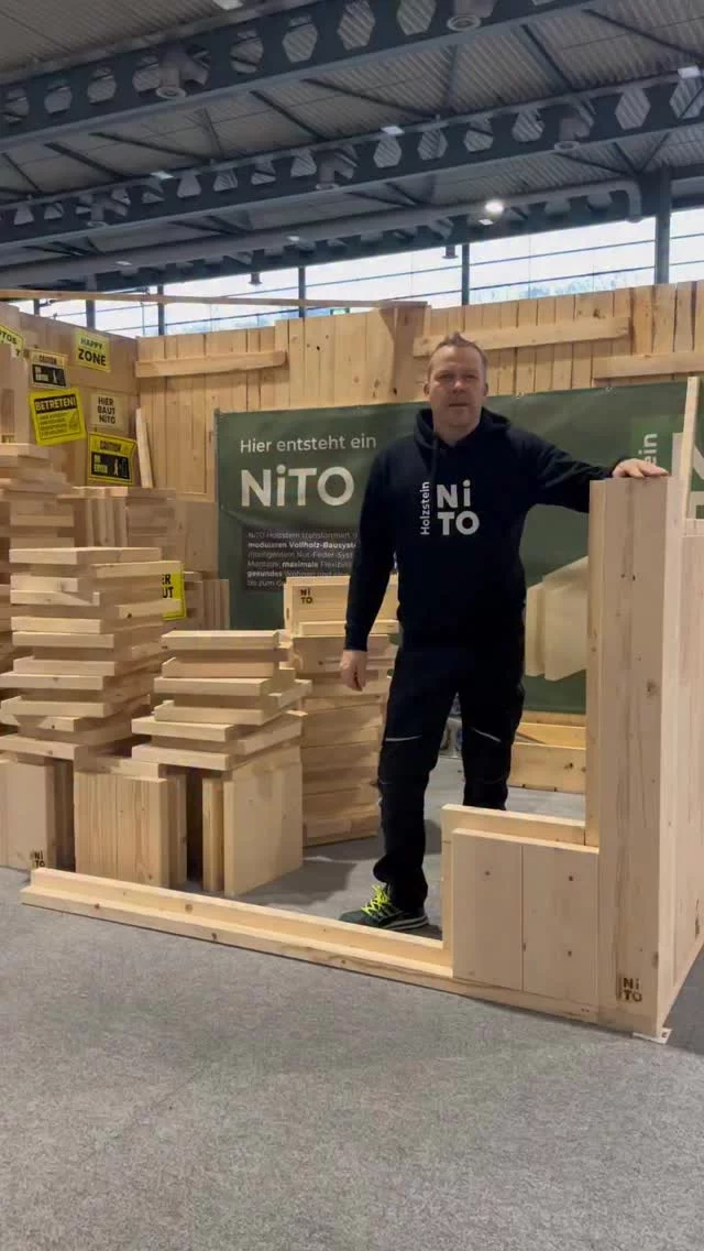 Hier Seht Ihr Ganz Gut Aus Welchen Einfachen Komponenten Sich Unser System Zusammensetzt. Die Halb Und Vollsteine Werden Durch Schwelle, 5Er Leiste Und Pfosten Im Verband Gehalten. 
Ist Die Wand Fertig Gestapelt Kommt Noch Ein Rähm Drauf Und Die Decke Kann Aufgelegt Werden. 
Da Wir Euer Lieferant Für Das Mauerwerk Sind, Also Die Holzsteine Für Den Rohbau Liefern, Könnt Ihr Selbst Entscheiden Wie Es Weitergeht. 
Welche Fassade, Dämmung Oder Auch Welches Dach Es Werden Soll Entscheidet Ihr Selbst.
Mehr Infos Und Auch Einen Kalkulator Für Euer Projekt, Findet Ihr Auf Unserer Seite.

#Hausbau #Holzhaus #Massivholz #Holz #Nachhaltig