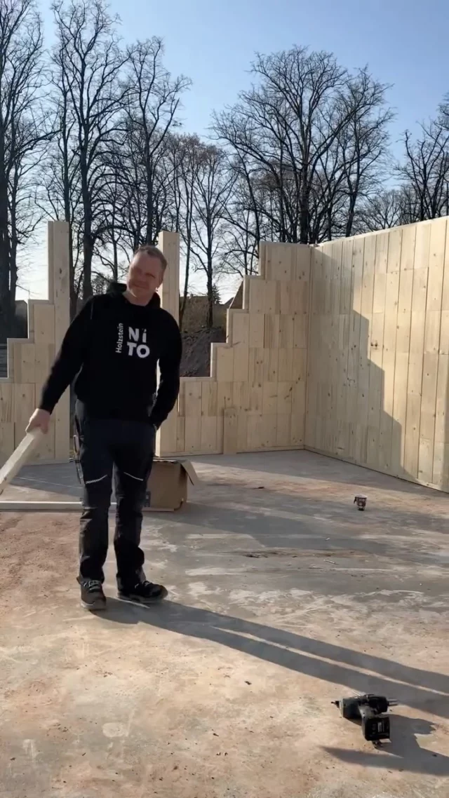 Ein Eigenheim Aus Holz! Die Bauherren Haben Sich Ein Haus Aus Massivem Holz Gewünscht Und Das Bekommen Sie Jetzt Auch Gebaut!
Die Baufirma Die Von Den Bauherren Beauftragt Wurde Ihr Haus Zu Bauen Hat Sich Schnell In Das Nito-System Eingearbeitet. 
Wir Waren Auch Kurz Vor Ort Um Ein Paar Tipps Zu Geben.
Das Bauteam Hat Den Aufbau Schnell Und Ordentlich Umgesetzt, Die Wände Stehen Und Das Dach Kommt In Den Nächsten Tagen.
Wir Halten Euch Auf Dem Laufenden!

#Eigenheim #Holzgebäude #Hausbau #Massiv #Holz