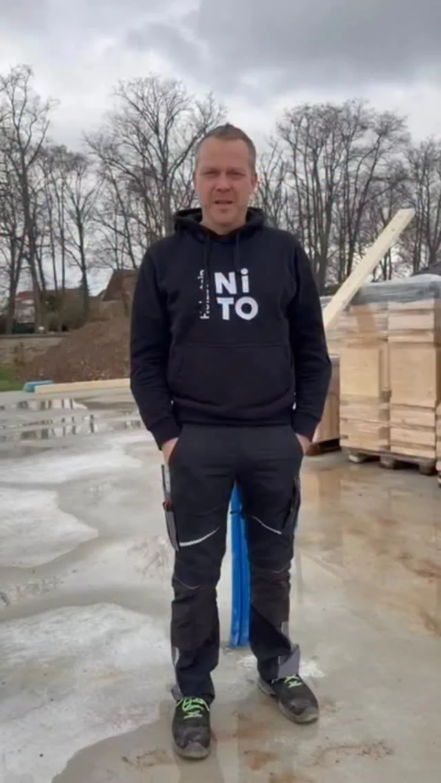 Ein Fundament Für Euer Haus Muss Sein! 
Je Genauer Die Bodenplatte Gearbeitet Ist 
Umso Leichter Ist Der Aufbau Der Nito Wände!
Hier Haben Sich Die Bauherren Für Eine Bodenplatte Inclusive Heizung Entschieden.
Die Firma Eurogrund Fundament Europe @Bodenplatte.de Hat Hier Phantastische Arbeit Geleistet.
Die Nito Wände Konnten Ohne Ausgleich Aufgebaut Werden.
Wenn Ihr Alternativ Zu Beton Etwas Ausprobieren Wollt Gibt Es Natürlich Auch Viele Möglichkeiten. Schaumglas Oder Auch Schraubfundamente Wären Eine Betonfreie Alternative!
Überlegt Was Zu Eurem Bauvorhaben Und Auch Voraussetzungen Vor Ort Passt!

#Holzhaus #Fundament #Bodenplatte #Hausbau #Bauen