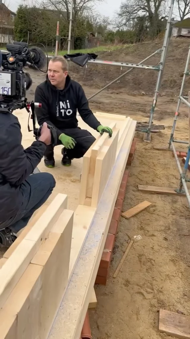 Ein Filmteam Hat Uns Auf Der Letzten Baustelle Begleitet, Das War Schon Spannend!
Viele Fragen Wurden Gestellt Und Es Ging Speziell Um Unseren Holzstein!
Der Aufbau Von Diesem Projekt War Genau Das Richtige Um Dem Fernsehen Einen Eindruck Davon Zu Geben Wie Einfach Unser System Ist, Denn Der Bauherr Hat Auch Selbst Mit Angefasst Und Ist Nicht Vom Fach.
Das War Ein Spannender Tag!

#Holzhaus #Tv #Baustelle #Holzbau #Eigenleistung
