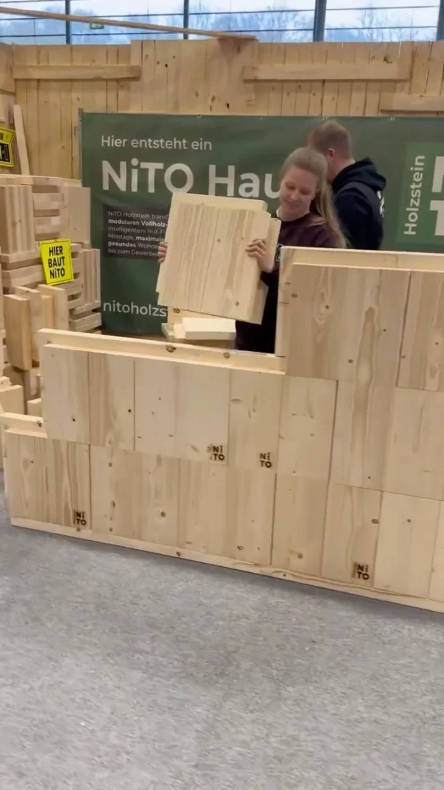 Auf Der Letzten Messe Hat Max Uns Unterstützt.
Danke An @Zimmerei_Szorec 

Er Baut Mit Nito Häuser Und Ist Von Unserem System Auch Total Überzeugt.
Er Hat Am Baustellen- Stand Mit Lea Gezeigt Wie Einfach Sich Die Steine Stapeln Lassen.
Unser Vollstein Wiegt Nur 10Kg, Der Halbstein Nur 5Kg. 
Diese Leichtgewichte Sind Zugelassener Baustoff Vom Deutschen Institut Für Bautechnik.
Mehr Infos Gibt’s Auf Unsere Seite!

#Holzbauweise #Holzwand #Hausbau #Zuhause #Vollholz