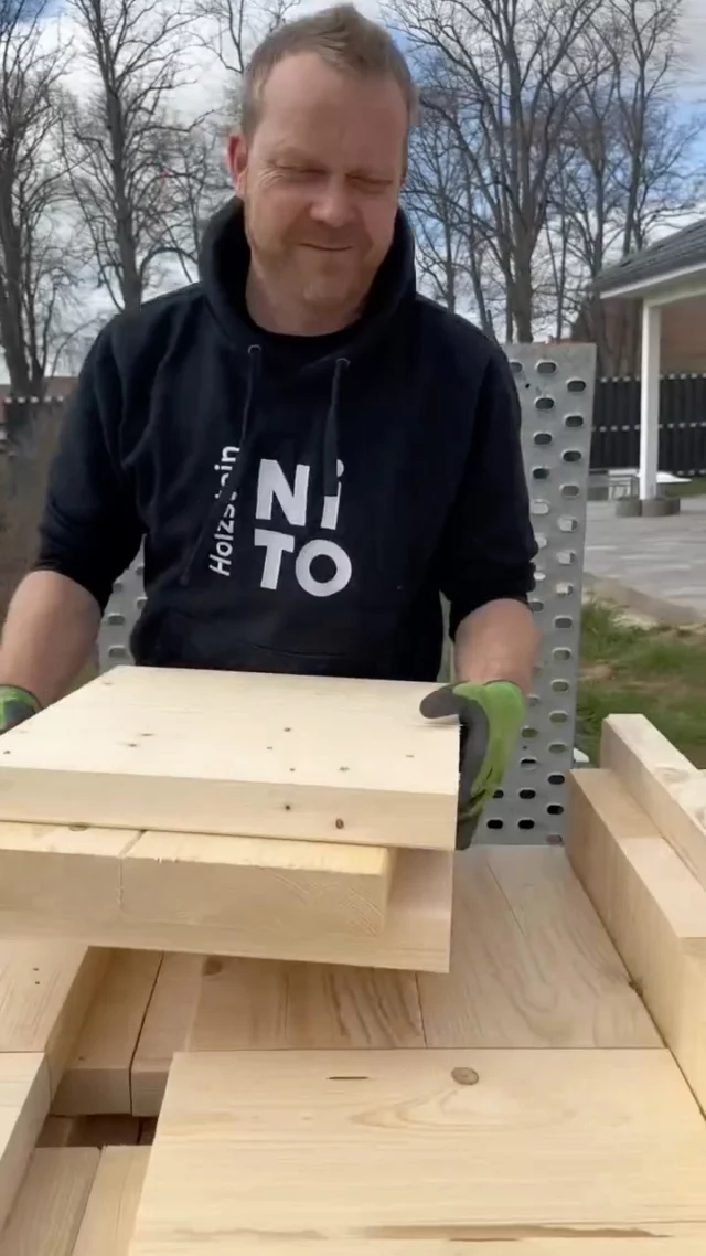 Mit Dem Nito Holzstein Können In Der Bauphase Noch Änderungen Vorgenommen Werden. Wird Eine Wand Leicht Versetz Oder Auch Mehr Gesetzt Ist Das Kein Problem So Lange Die Statik Natürlich Nicht Beeinträchtigt Wird.
Wenn Steine Drüber Sind, Können Die Einfach Aufgeladen Und Zur Nächsten Baustelle Mitgenommen Werden.
Falls Etwas Fehlt Ist Eine Nachlieferung Auch Kein Thema.

#Transport #Baustofflieferung #Holzbauweise #Vollholz #Bauen